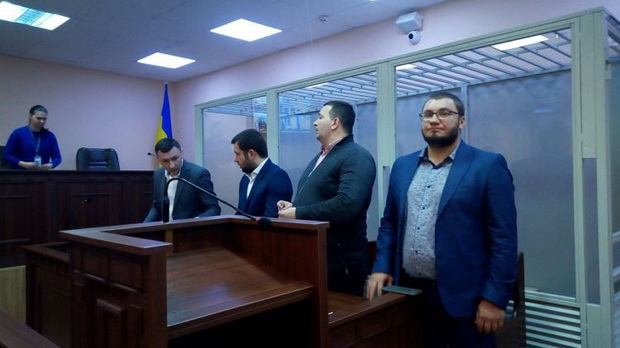 Анатолий Коломиец (крайний справа) в высшем Антикорупционном суде ожидает оглашения решения, связанного с избранием ему меры пресечения. Февраль 2020 года.