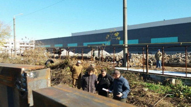 В Одессе компания "Сити-Центр" демонтирует забор, из-за которого произошел конфликт с военными