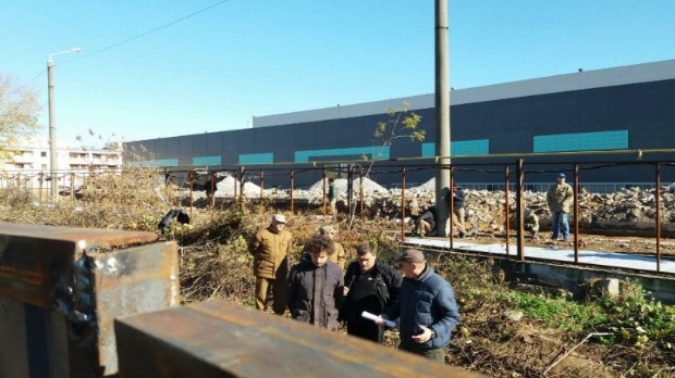 В Одессе компания "Сити-Центр" демонтирует забор, из-за которого произошел конфликт с военными В Одессе компания "Сити-Центр" демонтирует забор, из-за которого произошел конфликт с военными