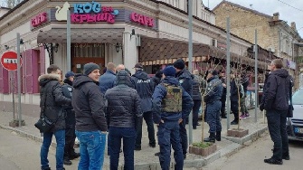 Популярное в Херсоне кафе захватили рейдеры: люди в бронежилетах и масках вместо посетителей